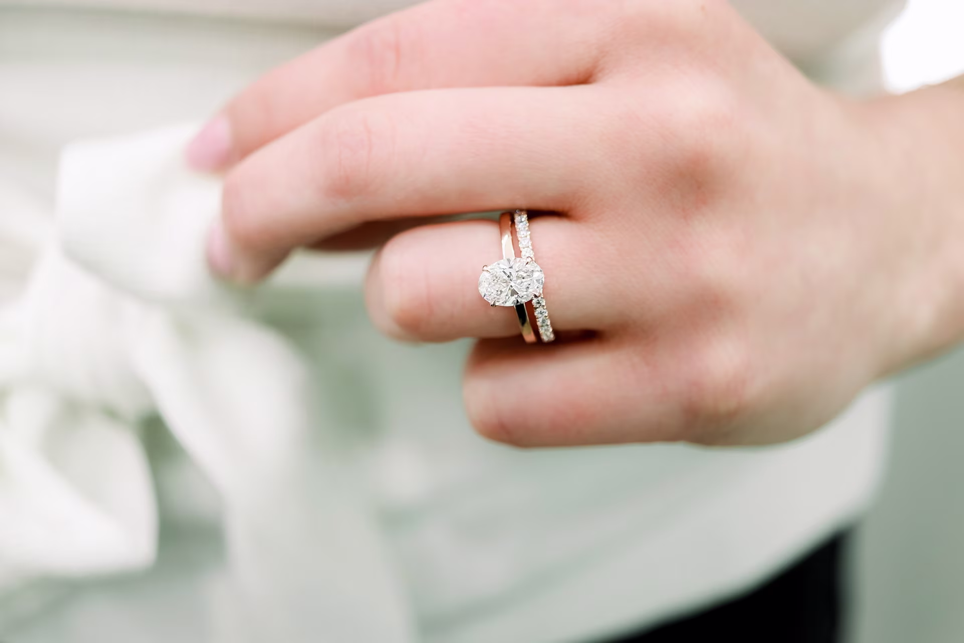 1.5ct oval solitaire in rose gold with wedding band