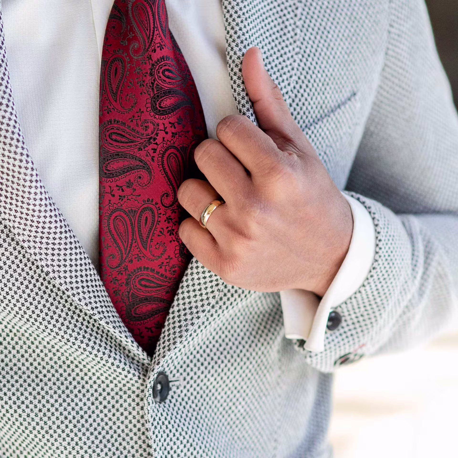 18k Yellow Gold Classic Men's Wedding Band, Rounded Design, Elegant and Timeless.