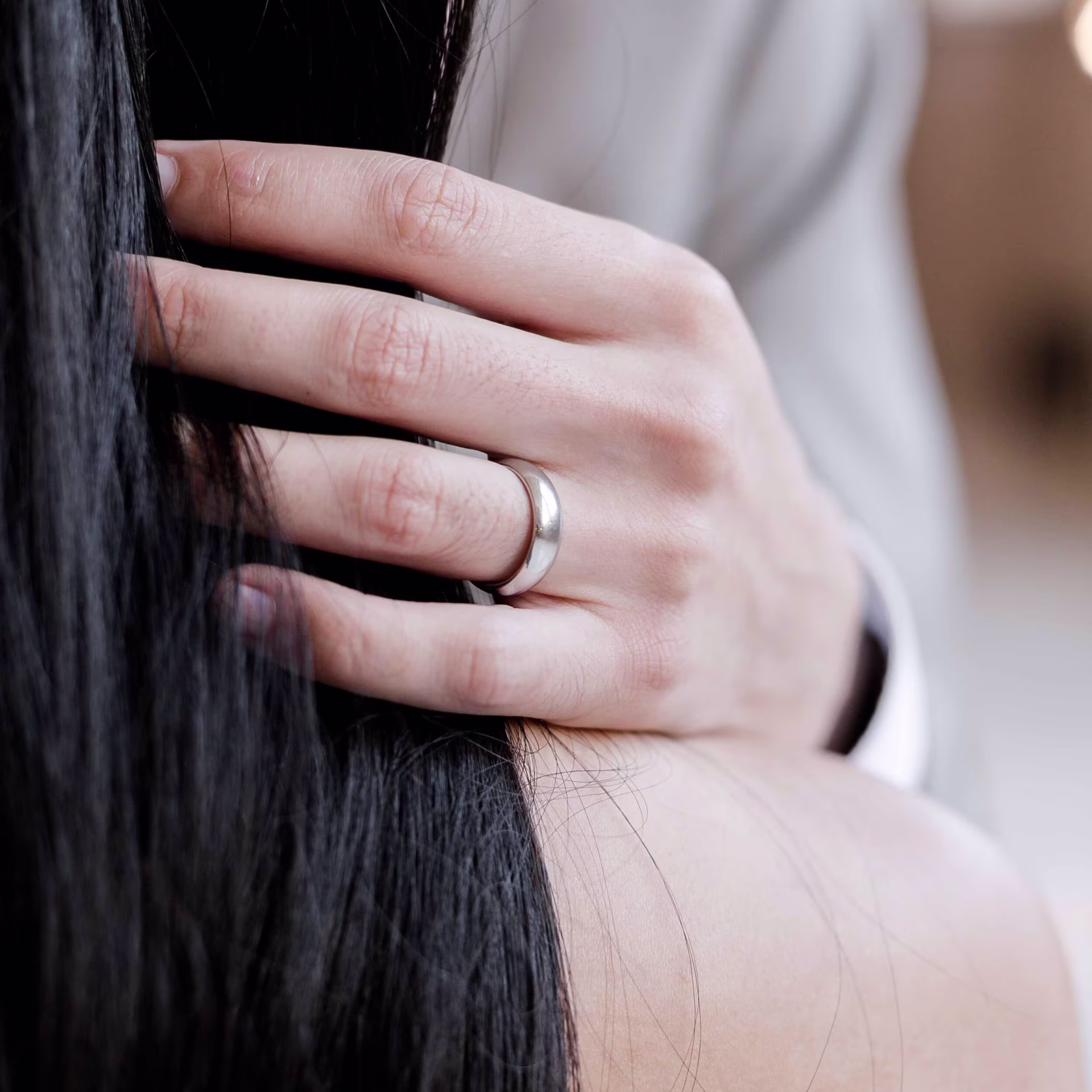 18k white gold classic rounded men's wedding band with a round shape design.