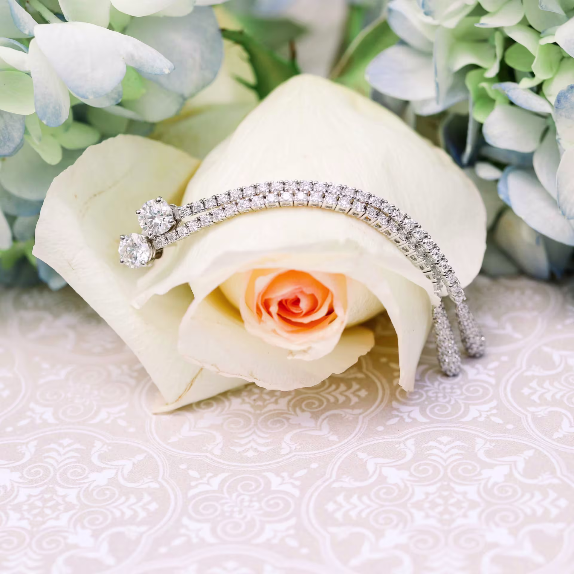 Round Brilliant Diamonds set in White Gold Diamond Drop Earring Jackets (Main View)