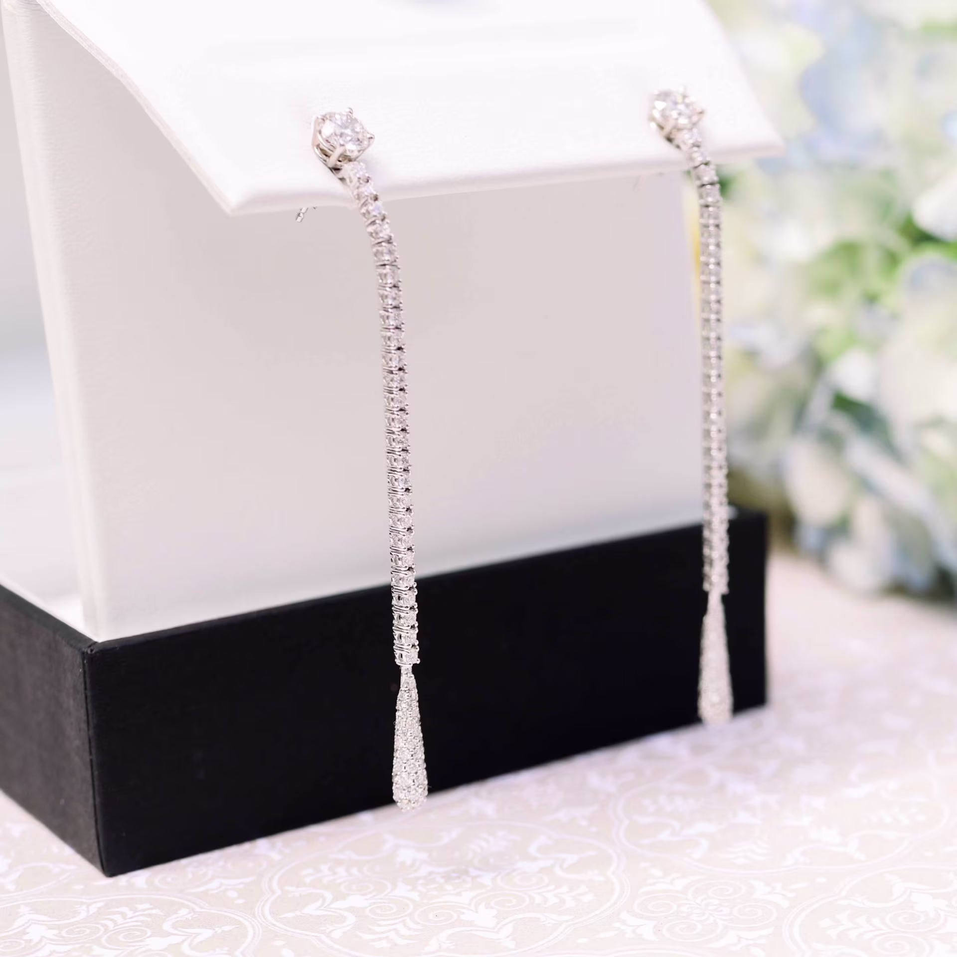 Round Diamonds set in 14k White Gold Diamond Drop Earring Jackets (Main View)