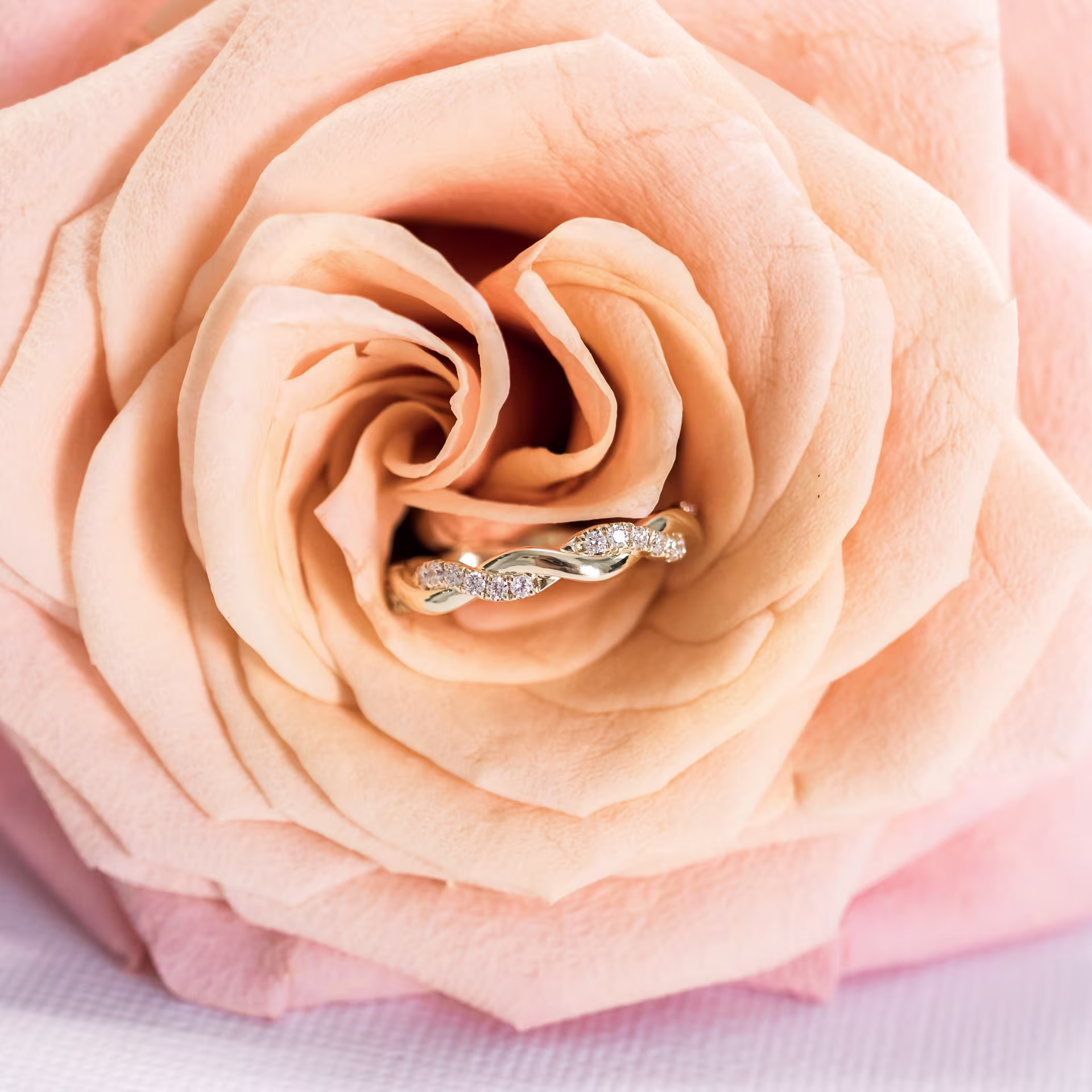 Exceptional Quality 0.25 ct Round Brilliant Lab Diamonds set in 18 Karat Yellow Gold Infnity Twisting Light Half Band in 18k Yellow Gold 0.25ctw (Main View)