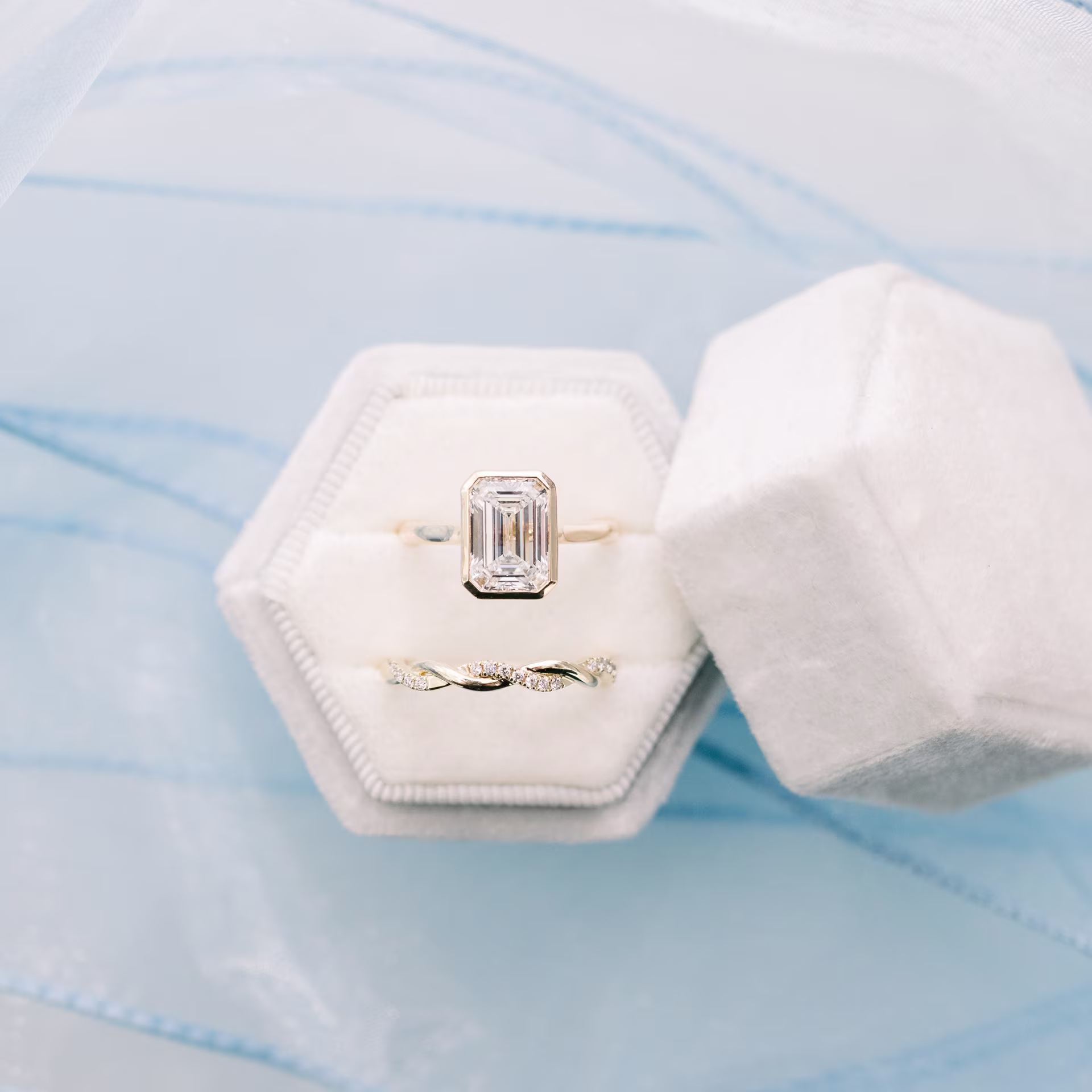 0.2 Carat Round Synthetic Diamonds set in Yellow Gold Infinity Twisting Light Three Quarter Band in 14k Yellow Gold 0.2ctw (Main View)