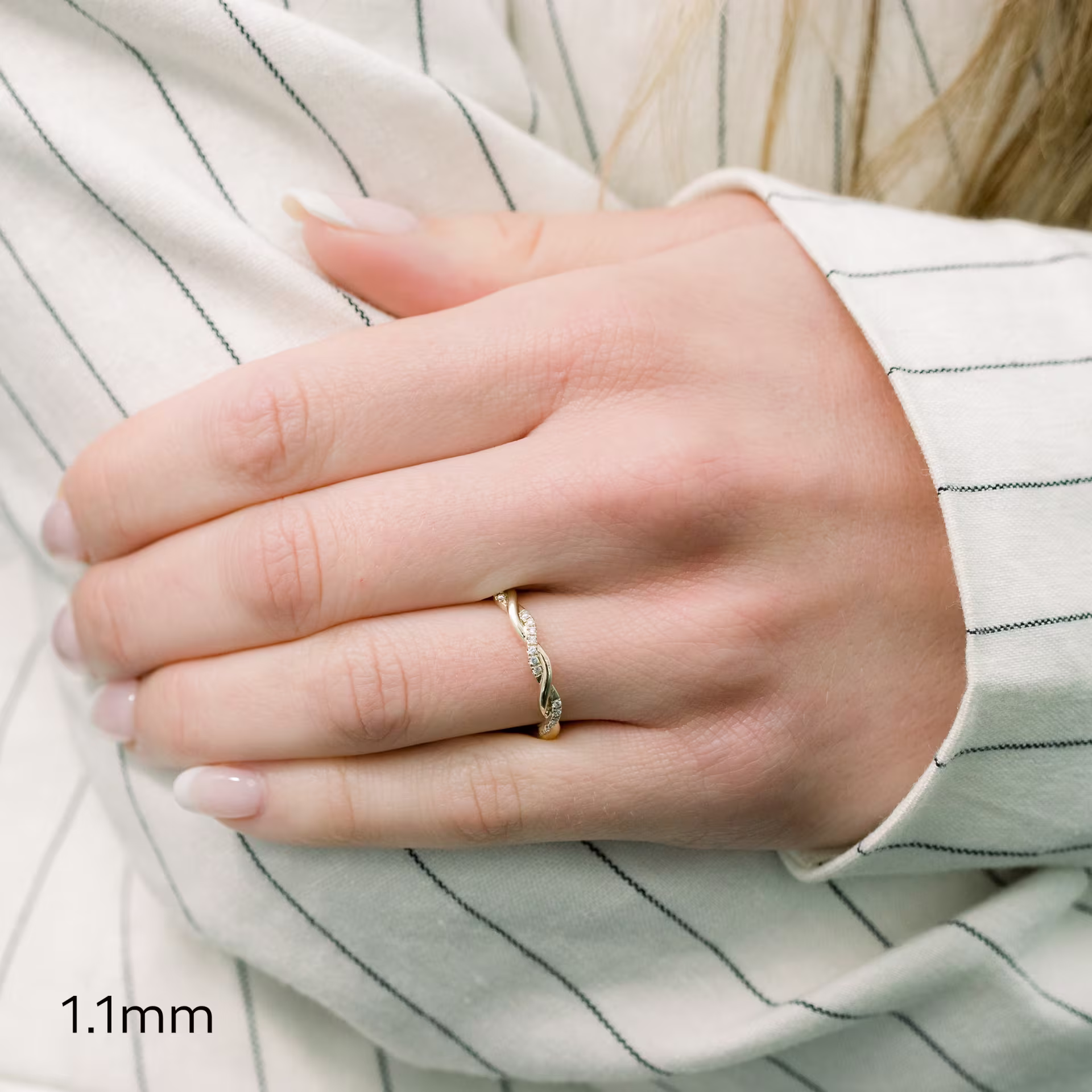 Exceptional Quality 0.2 ctw Round Brilliant Lab Diamonds set in 14k Yellow Gold Infinity Twisting Light Three Quarter Band (Main View)