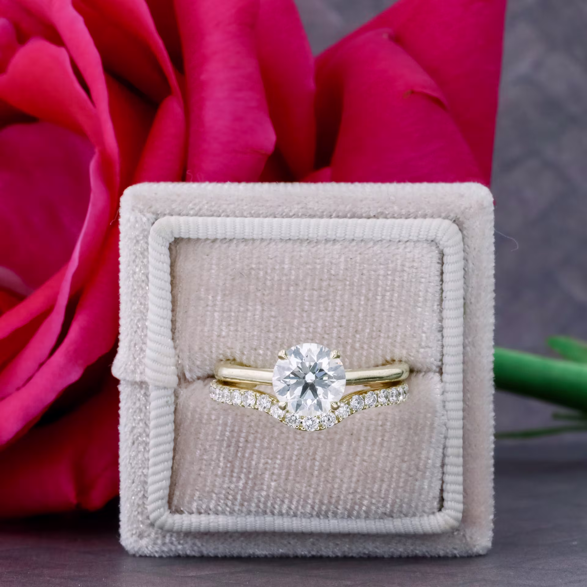 0.6 ctw Round Diamonds set in 18k Yellow Gold Pavé Contoured Eternity Band (Main View)