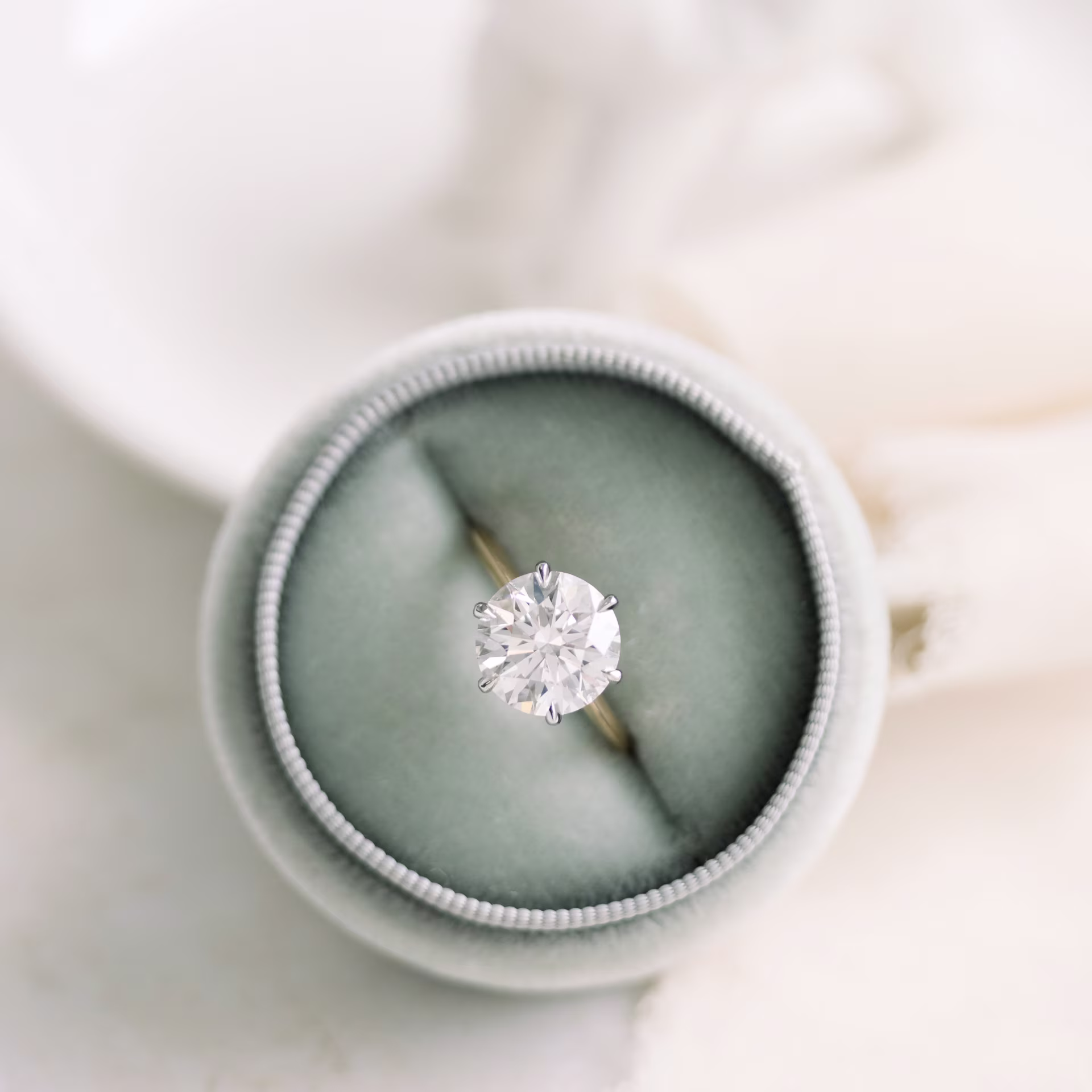 High Quality 4.0 ct Diamonds Round Classic Six Prong Solitaire in Platinum & Yellow Gold (Main View)