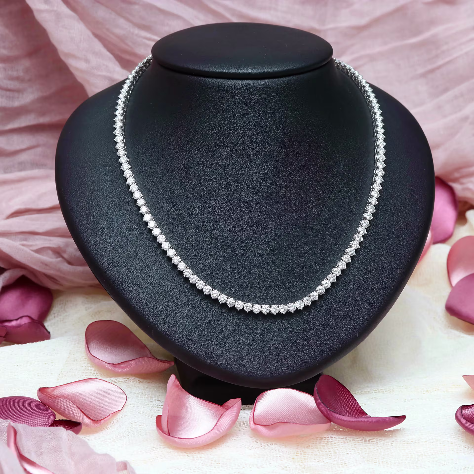 18k White Gold Tennis Necklace featuring 20.0 Carat Round Lab Grown Diamonds (Main View)