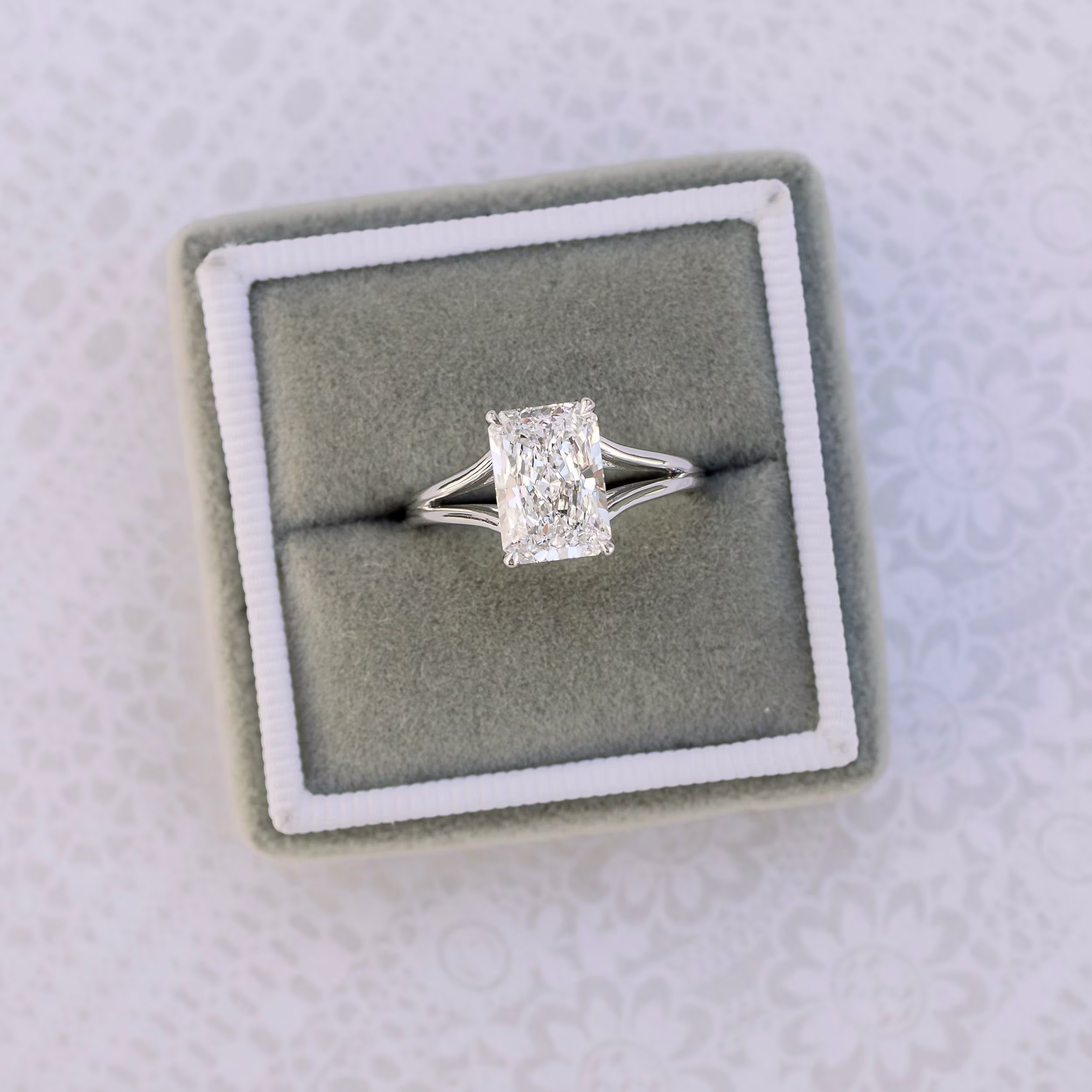 High Quality 2.75 Carat Diamonds set in Platinum Split Shank Solitaire (Main View)