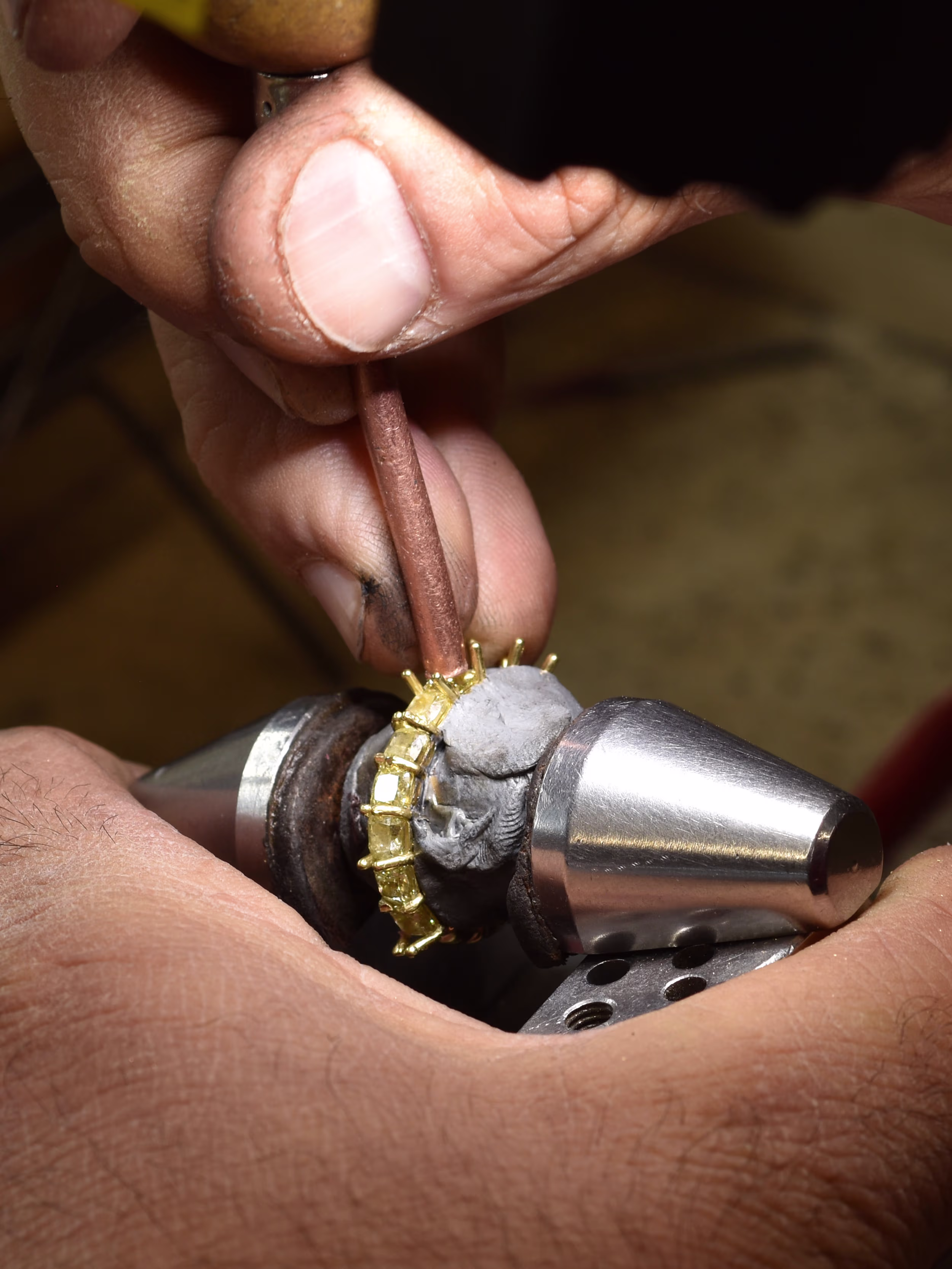 ada diamonds jeweler setting yellow lab diamonds on a prong set eternity band in yellow gold