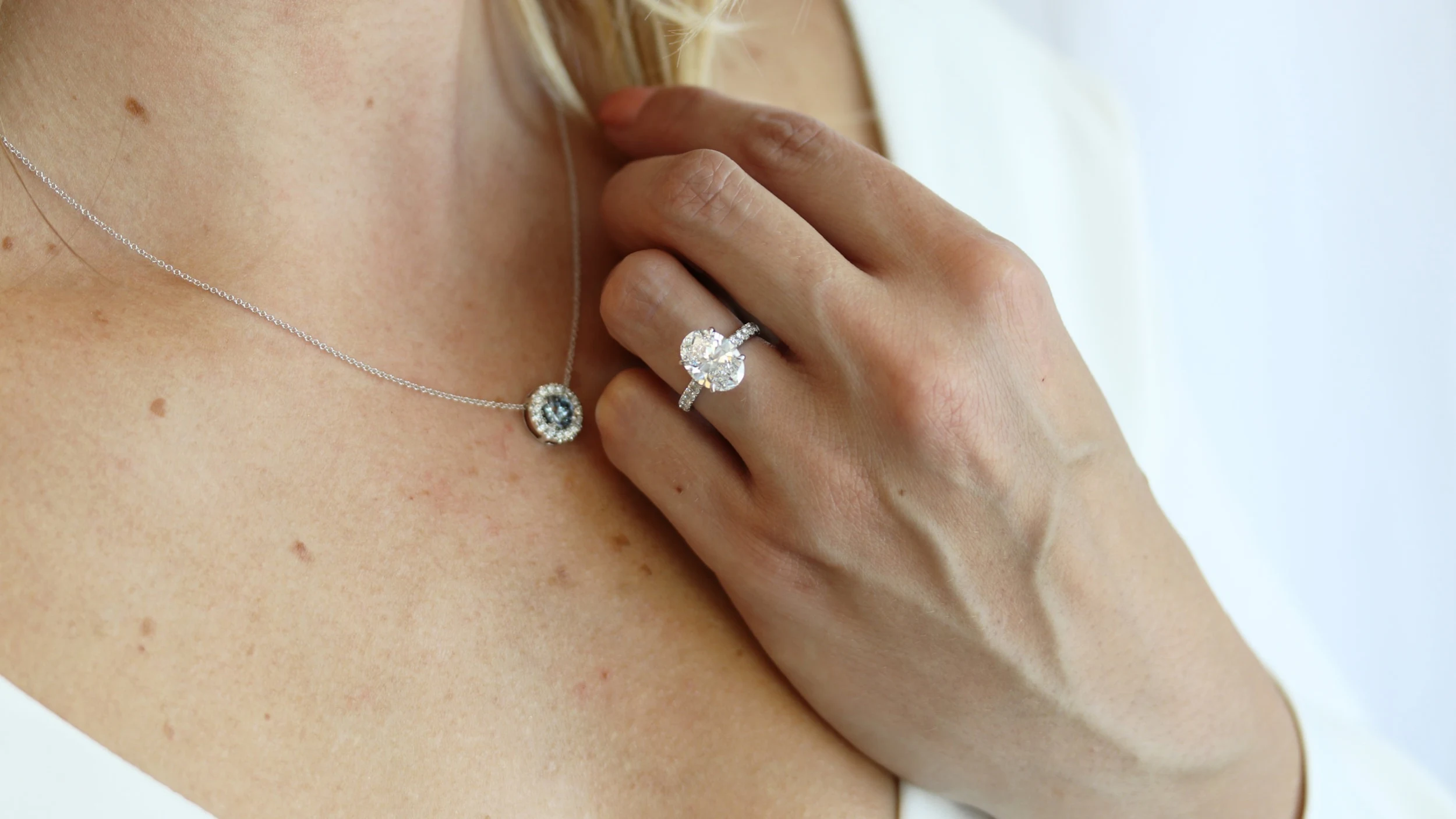 round brilliant lab grown diamond engagement ring