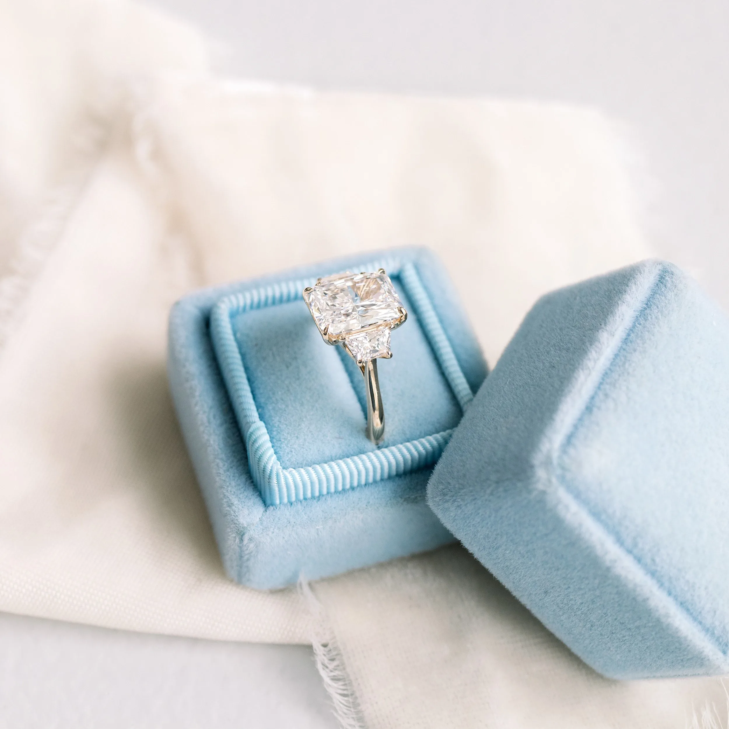 14k yellow gold 4 ct radiant cut lab diamond ring with trapezoid side stones ada diamonds design ad 278 profile