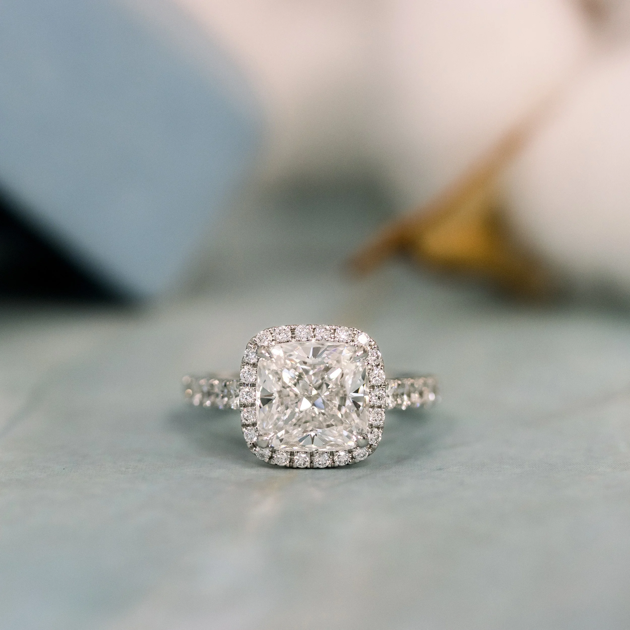 Fascineren Dood in de wereld Ondoorzichtig Cushion Halo Pavé Diamond Engagement Ring