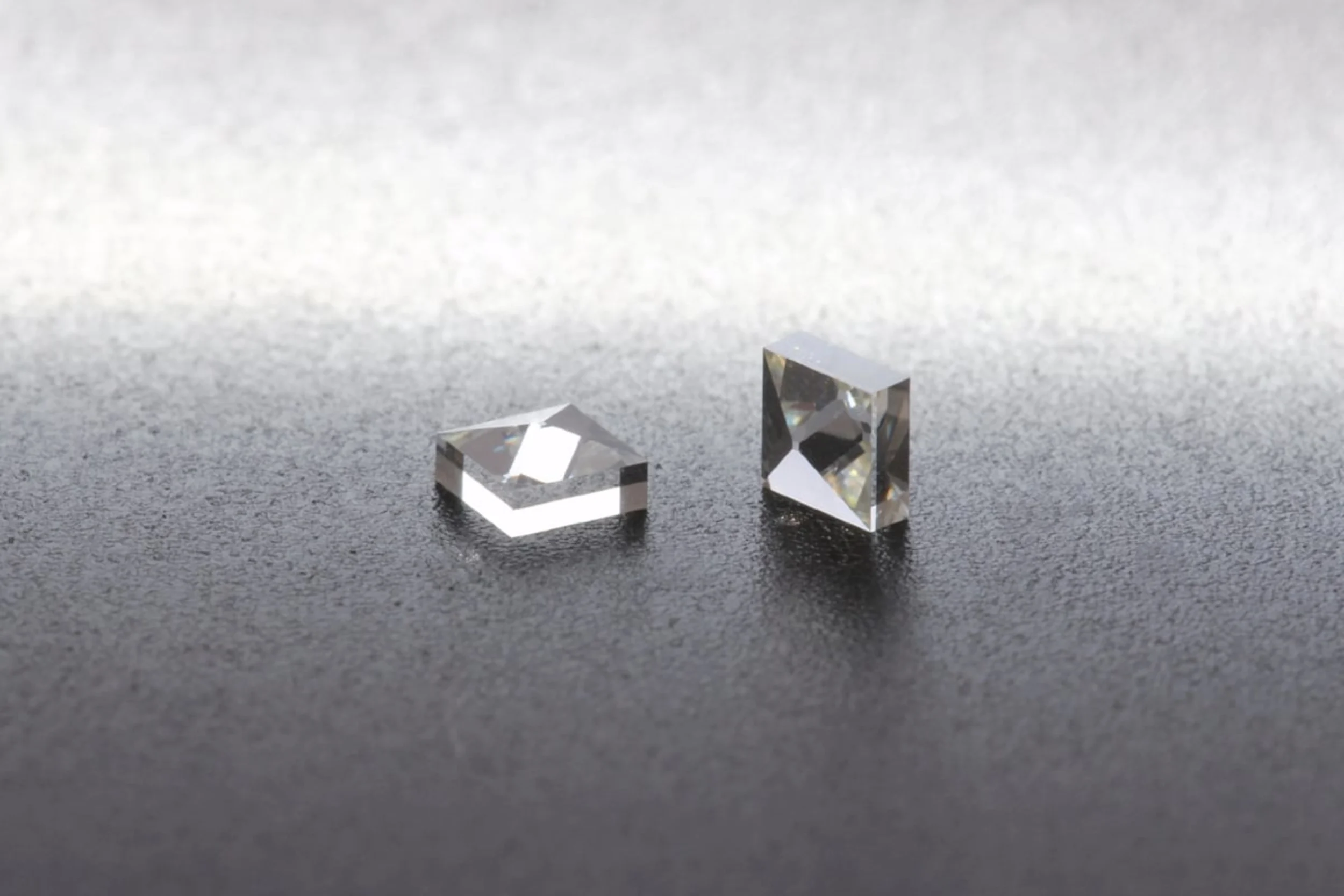 DIFFERENTIATION Between Earth-Extracted Diamonds & Laboratory-Grown Diamonds