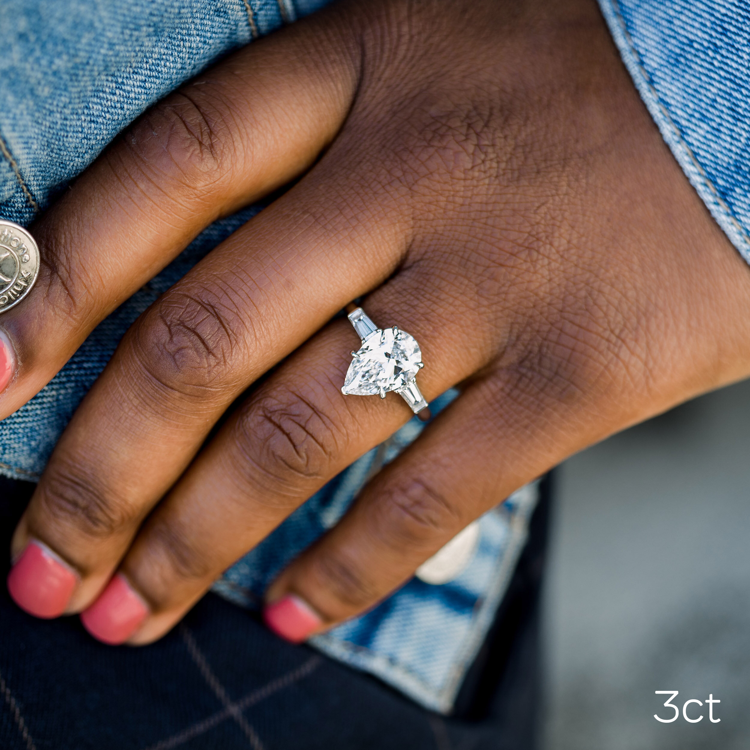 Pear shaped diamond with outlet baguettes